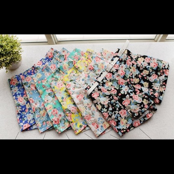 Floral little high waist asymmetrical black shorts - Picture 2 of 4