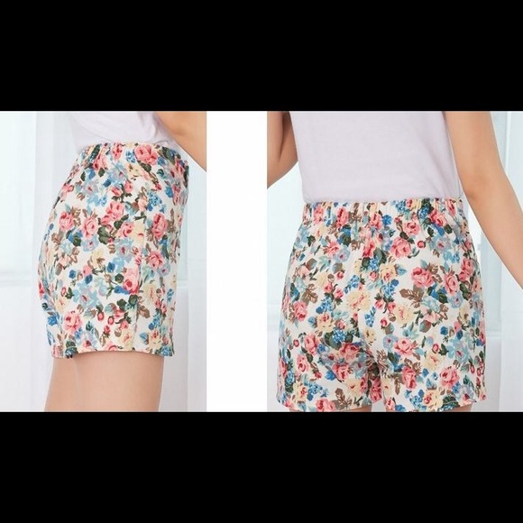 Floral little high waist asymmetrical black shorts - Picture 4 of 4