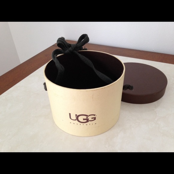 💯 ❌SOLD❌in a bundle UGG gift box - Picture 2 of 4