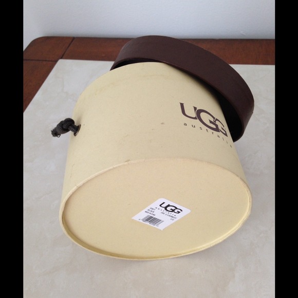 💯 ❌SOLD❌in a bundle UGG gift box - Picture 3 of 4