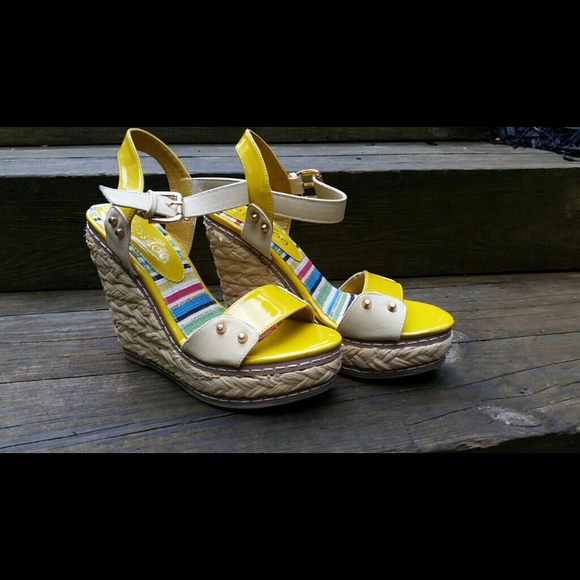 New mustard wedge sandals - Picture 1 of 4