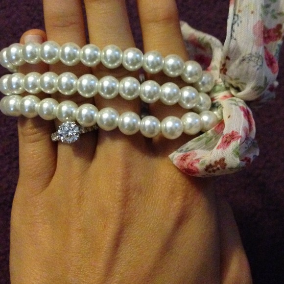 Pearl bracelet with fun bow