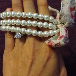 Pearl bracelet with fun bow