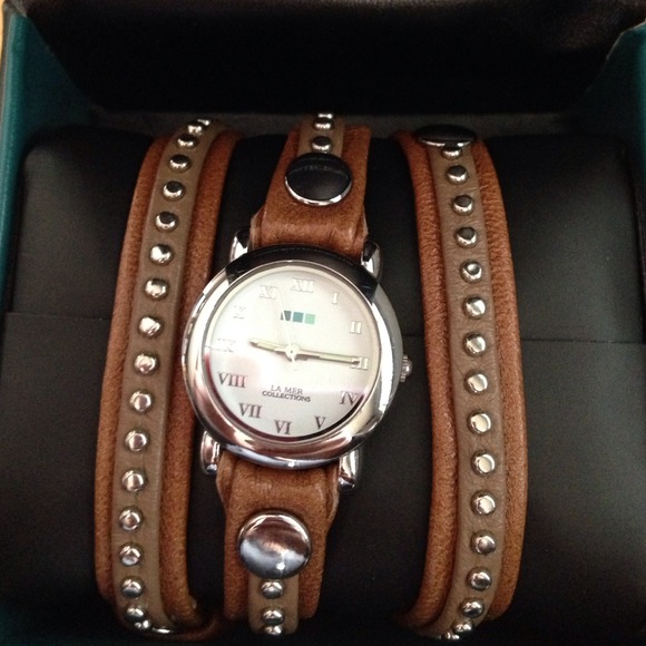☀️SOLD in bundle☀️ La Mer wrap watch w gold studs