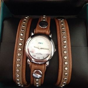 ☀️SOLD in bundle☀️ La Mer wrap watch w gold studs