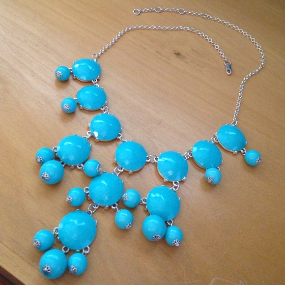 🌟SOLD in a bundle🌟Aqua statement necklace