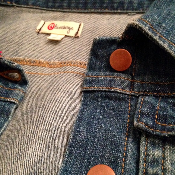 Jean jacket. WORN ONCE. Comfy & light jean fabric - Picture 3 of 4