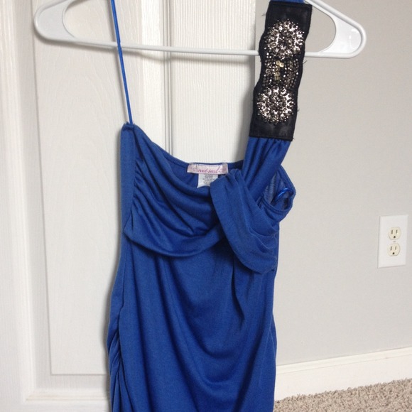 Wet seal one shoulder dressy top.