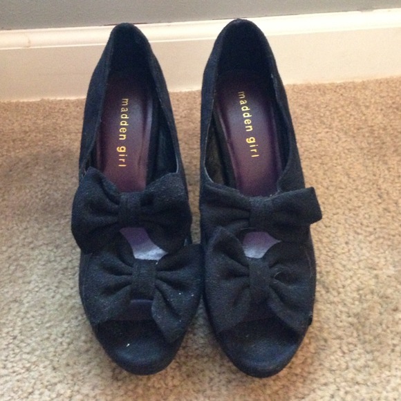 Black Bow Heels - Picture 1 of 3