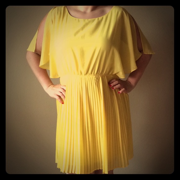 ❤️sold❤️ Summery yellow dress with flutter sleeves
