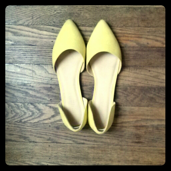 Yellow pointed flats
