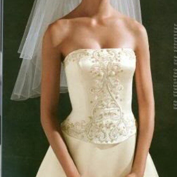 Size 0 Oleg Cassini wedding dress - Picture 1 of 4