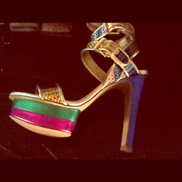 NINE WEST PLATFORM SANDALS.