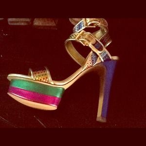 NINE WEST PLATFORM SANDALS.