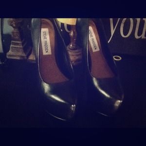 STEVE MADDEN, BLACK HIGH HEELS.