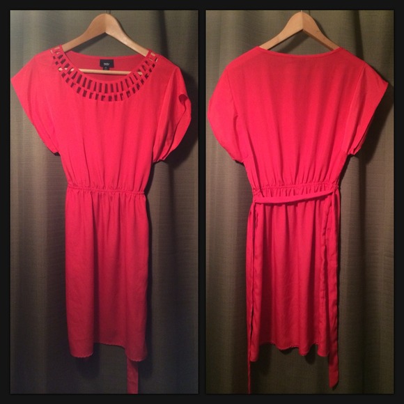 Pink Dress With Cut Out Collar - Picture 3 of 4