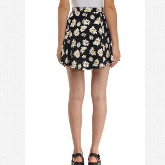 ❌SOLD❌New daisy patterned skater skirt - Picture 2 of 4