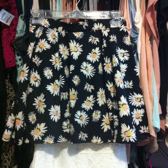 ❌SOLD❌New daisy patterned skater skirt - Picture 3 of 4