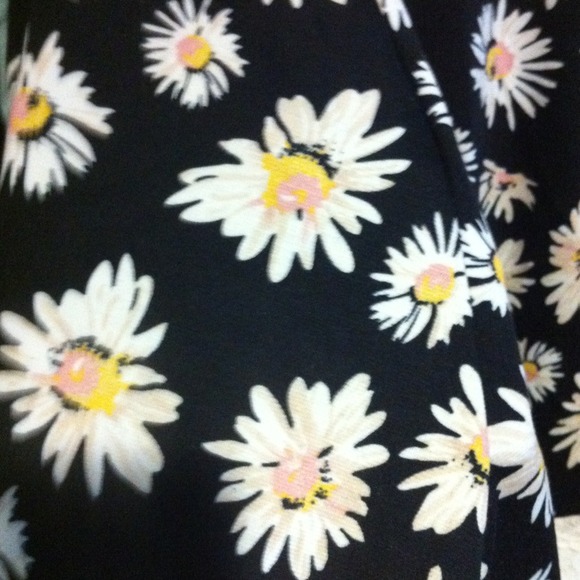 ❌SOLD❌New daisy patterned skater skirt - Picture 4 of 4