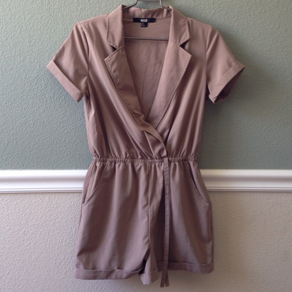 🚫 SOLD 🚫 Taupe Romper