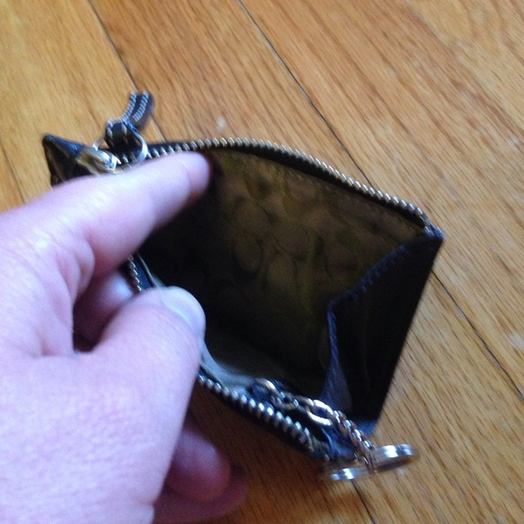 SOLD. COACH black leather card and key wallet - Picture 3 of 5