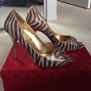 Guess Pumps