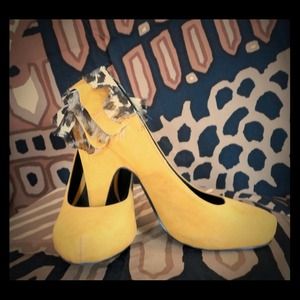 BKE Sole Yellow Feather Heels