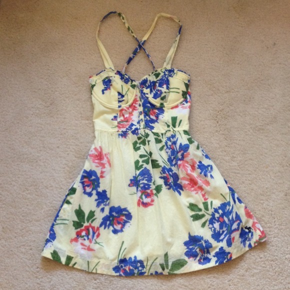 ❌ Traded ❌ Yellow floral dress
