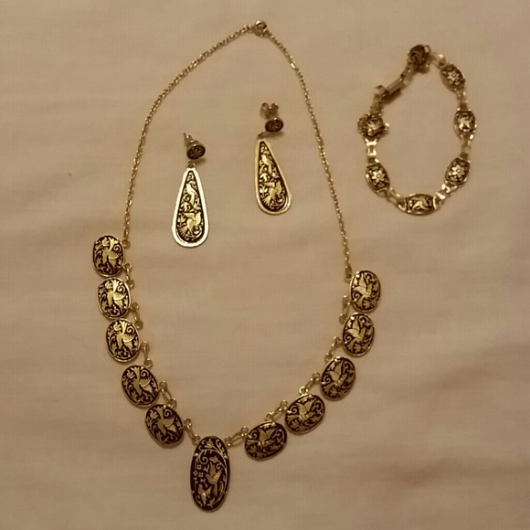 PRiCE REDUCED!!!! Jewerly set