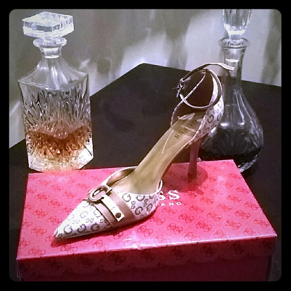 GUESS "Joni" Pumps