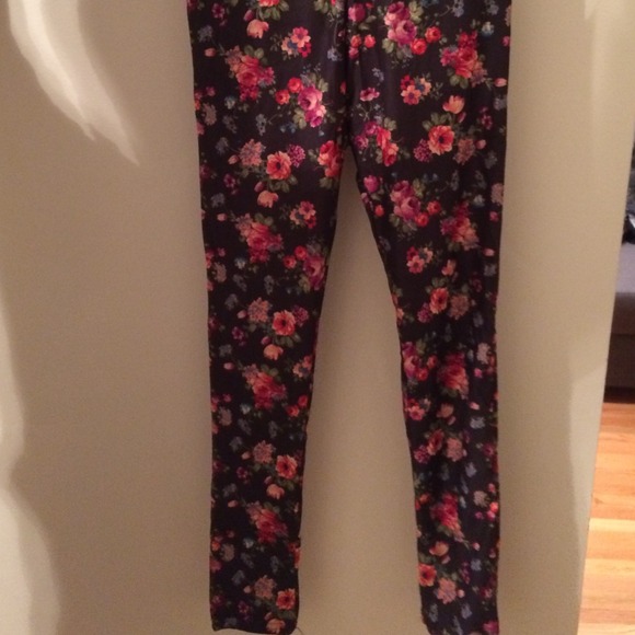 Four pairs of fun leggings - Picture 2 of 3