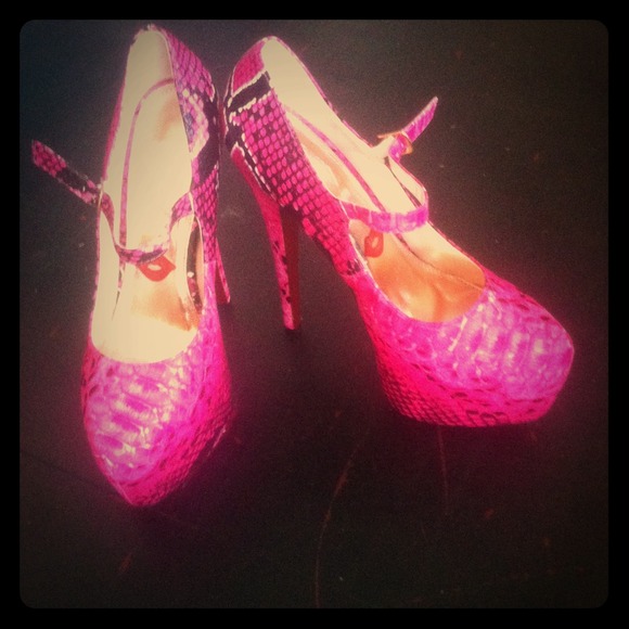 Snake skin hot pink stillettos