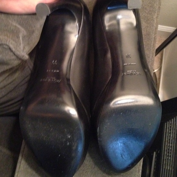 SOLD *HOST PICK* YSL Giselle Pump - Picture 3 of 4