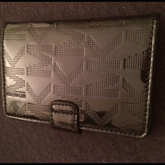 🚫SOLD🚫Authentic Michael kors passport holder - Picture 3 of 4