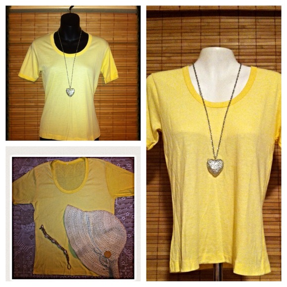 💗SOLD in BUNDLE💗🌻Fun Yellow Tee🌻