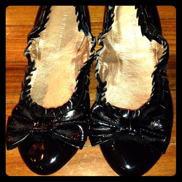 BCBG barely worn black patent shoes