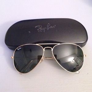 Ray Ban aviators.