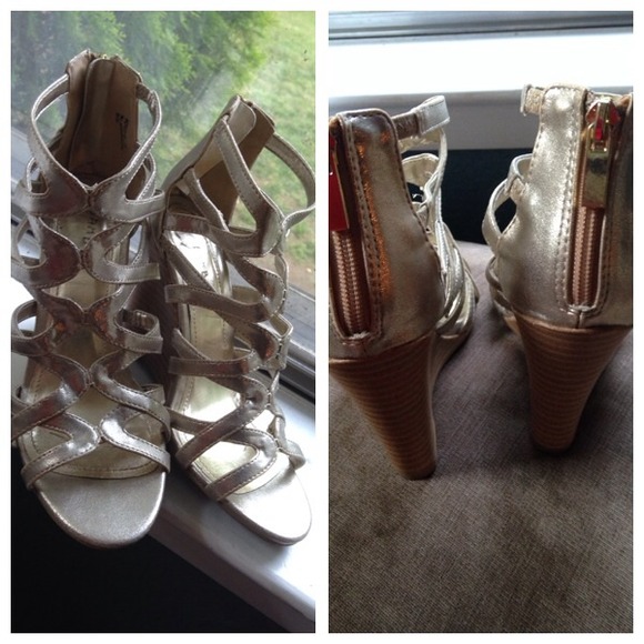 SOLD ❗️Greek Roman Style Gold Vegan Strappy Wedges - Picture 3 of 4