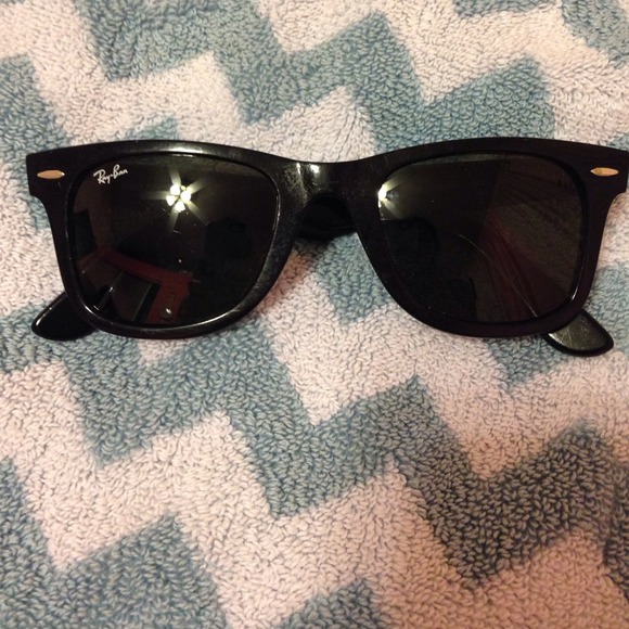 Rayban wayfarer.