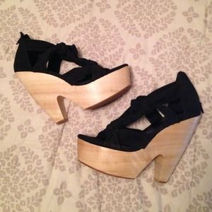 Deena & Ozzy Knotted-Up wood sandal, size 10!