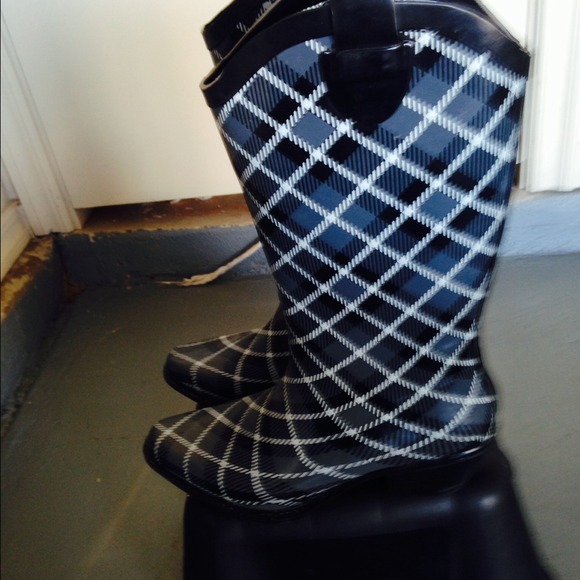 Rain boots almost new