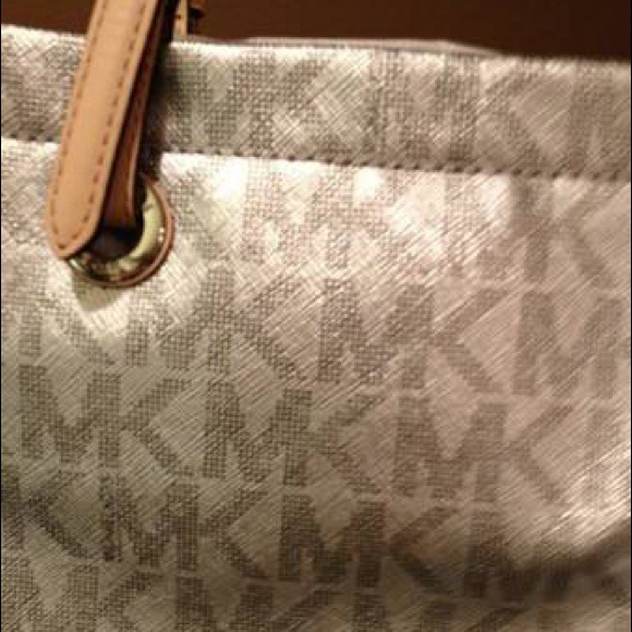 🚫Sold🚫MK N/S Silver Tote w matching wallet - Picture 2 of 4
