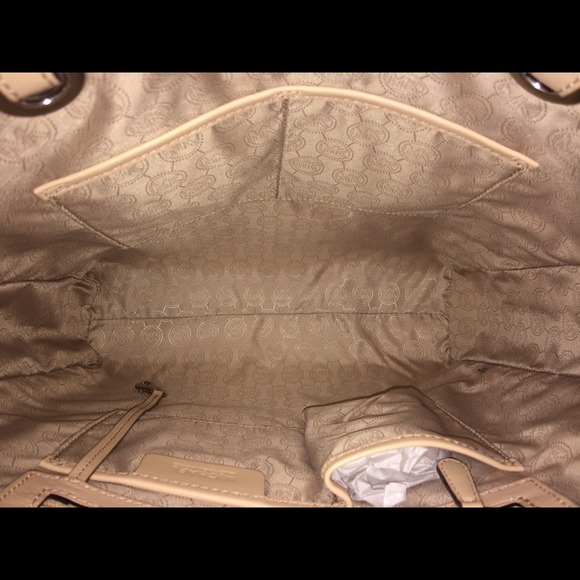 🚫Sold🚫MK N/S Silver Tote w matching wallet - Picture 4 of 4