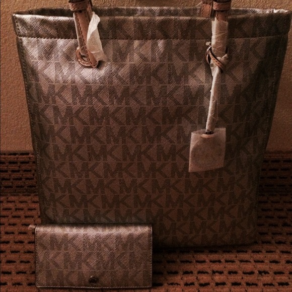 🚫Sold🚫MK N/S Silver Tote w matching wallet - Picture 1 of 4