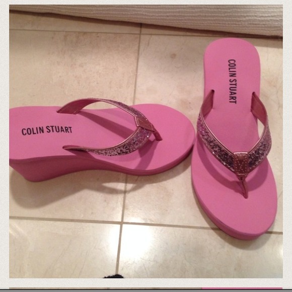 Pink flip flops. 🎀🎀