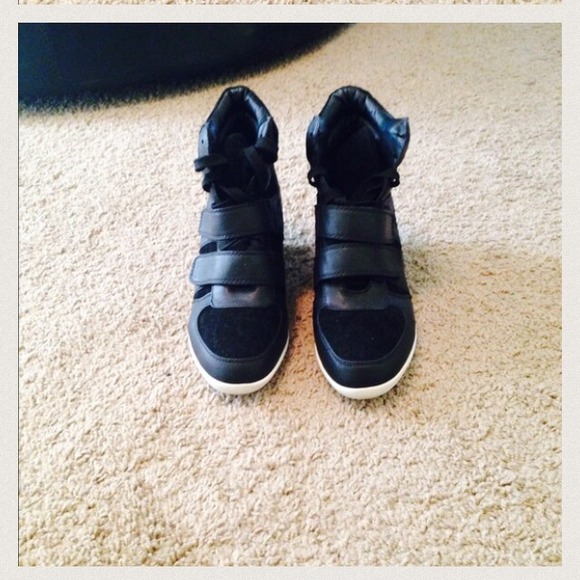 Black Wedges picture credit from @natnat81