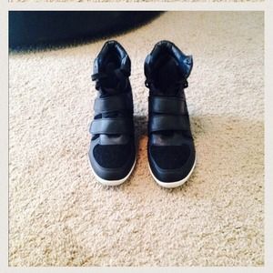 Black Wedges picture credit from @natnat81