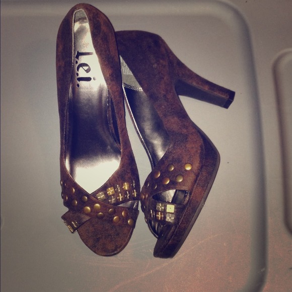 L.E.I. Brown heels