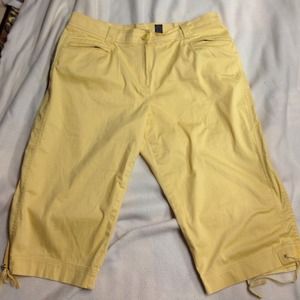Sunny yellow plus size capris!