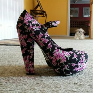 Black rounded toe pumps (never worn!!)